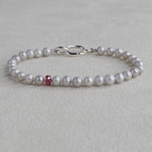 Tide 5mm Grey Pearl Bracelet - Rubellite