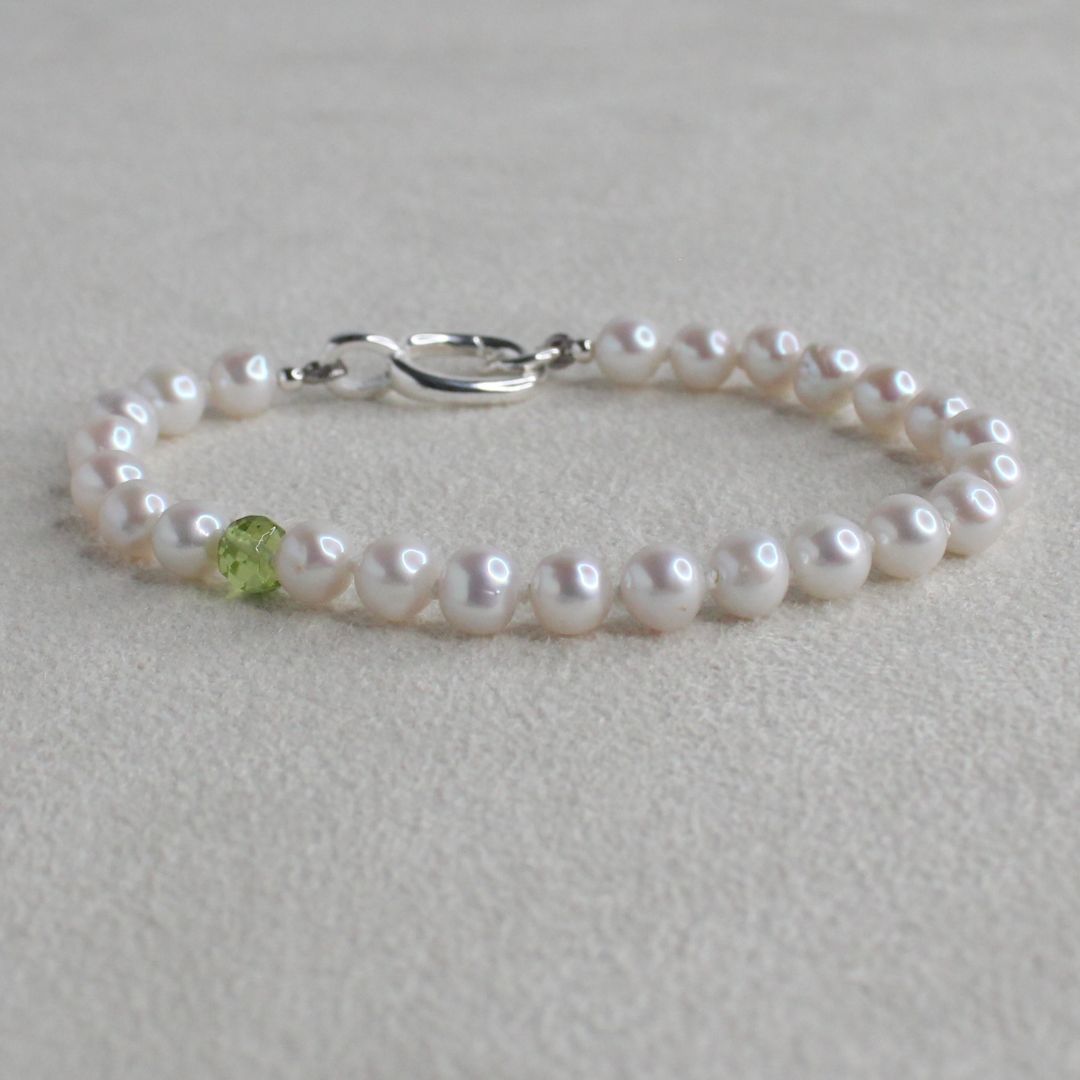 Drift 5mm White Pearl Bracelet - Peridot