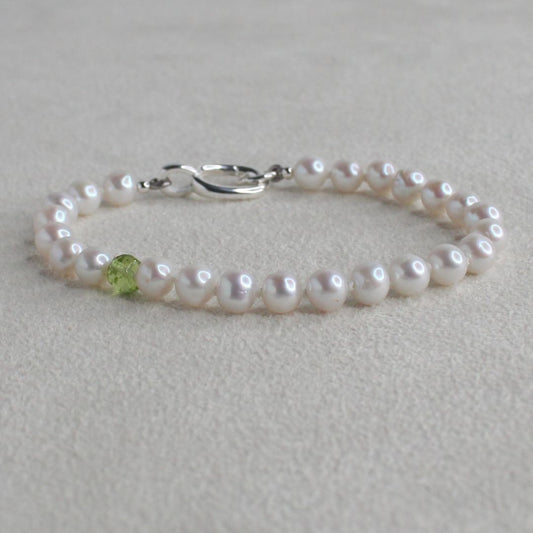 Drift 5mm White Pearl Bracelet - Peridot