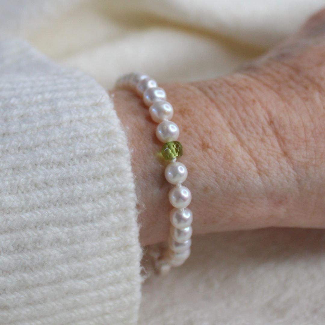 Drift 5mm White Pearl Bracelet - Peridot