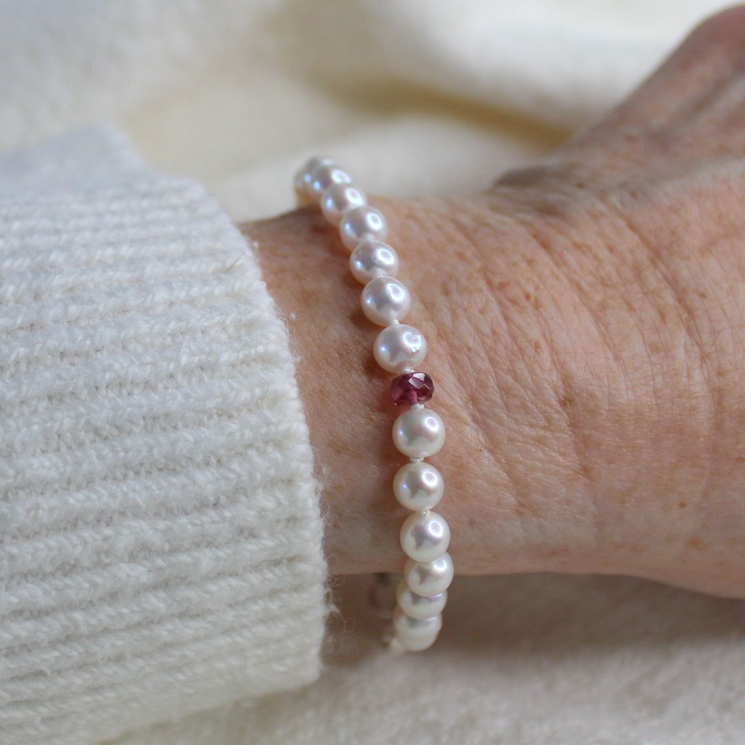 Drift 5mm White Pearl Bracelet - Rhodolite Garnet
