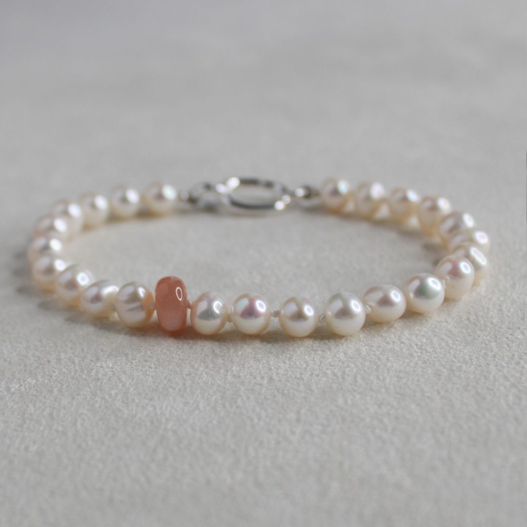 Drift 6mm White Pearl Bracelet - Peach Moonstone