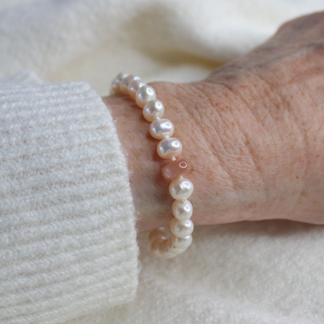 Drift 6mm White Pearl Bracelet - Peach Moonstone