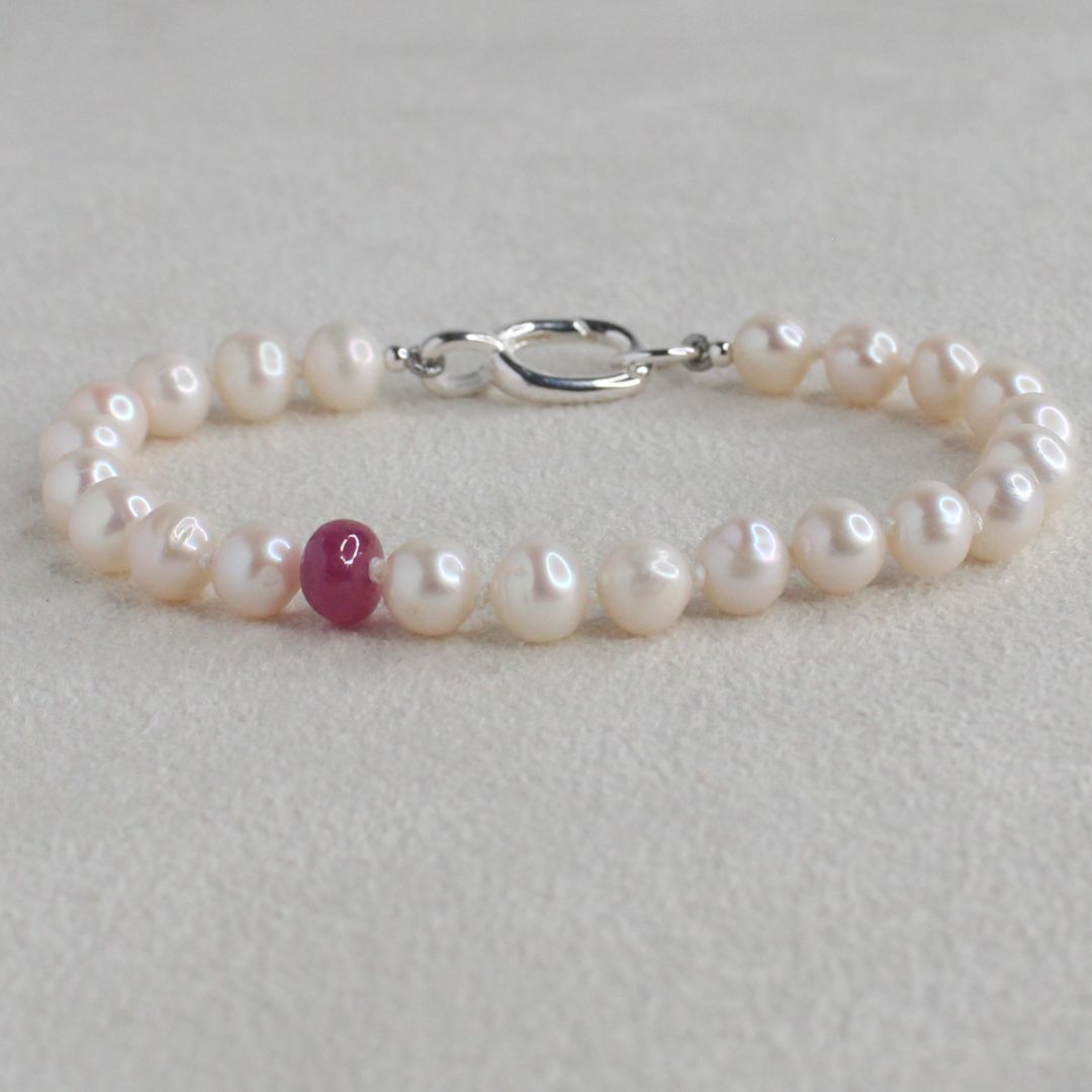 Drift 6mm White Pearl Bracelet - Pink Sapphire