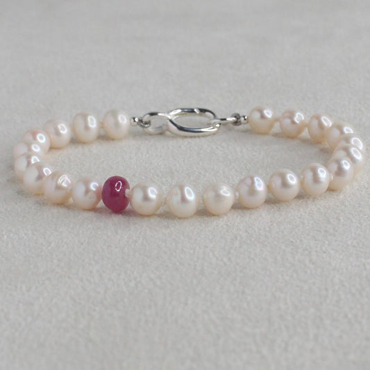 Drift 6mm White Pearl Bracelet - Pink Sapphire