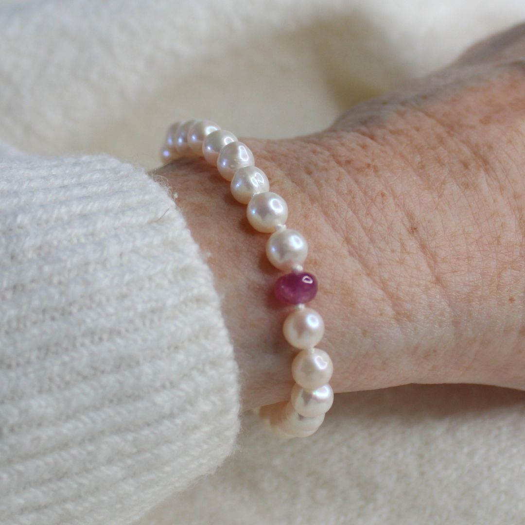 Drift 6mm White Pearl Bracelet - Pink Sapphire