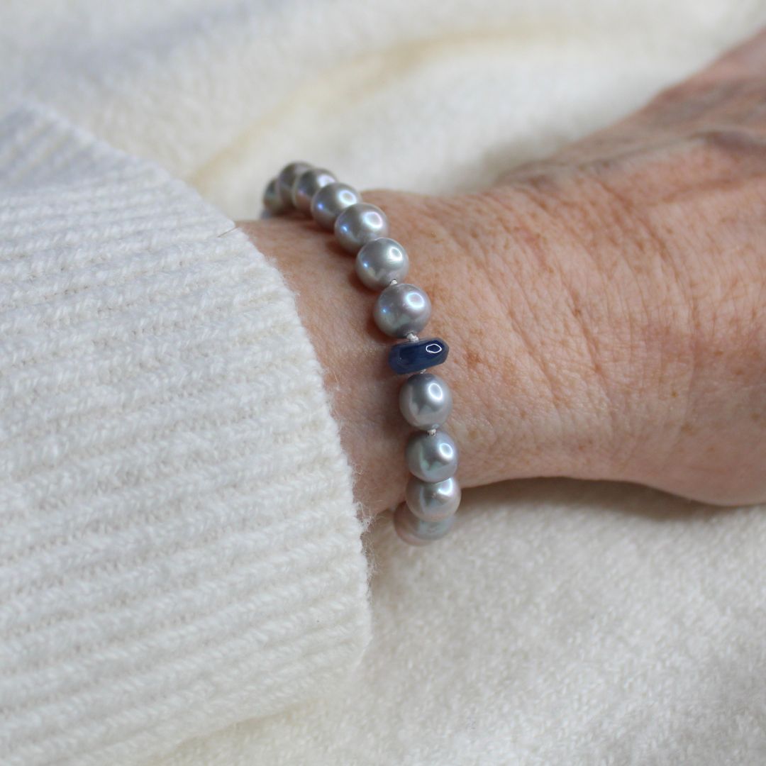 Tide 7mm Grey Pearl Bracelet - Kyanite