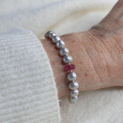 Tide 7mm Grey Pearl Bracelet - Pink Sapphire