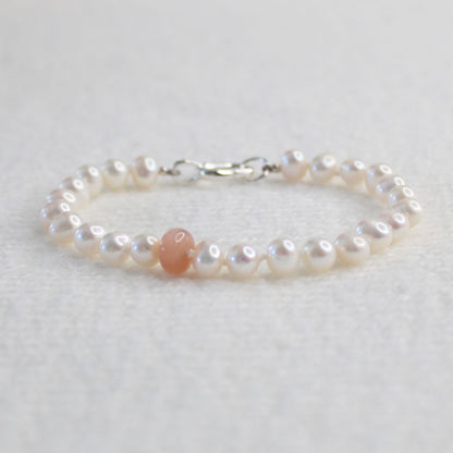 Drift 6mm White Pearl Bracelet - Peach Moonstone