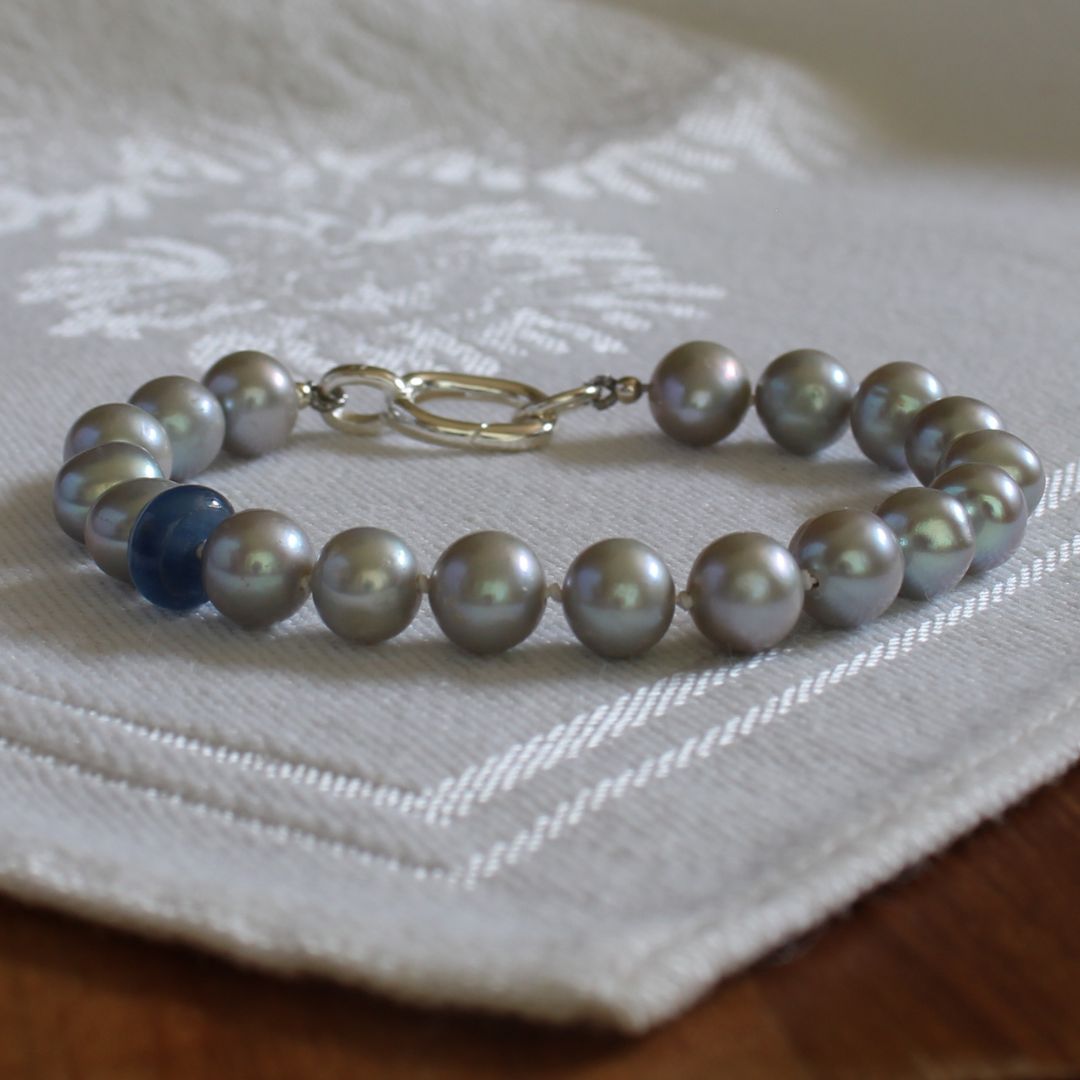 Tide 7mm Grey Pearl Bracelet - Kyanite