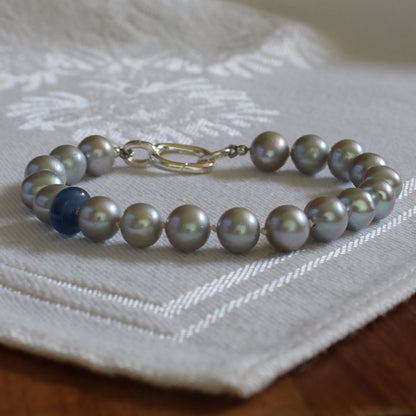 Tide 7mm Grey Pearl Bracelet - Kyanite