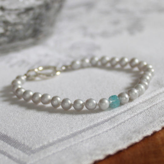 Tide 5mm Grey Pearl Bracelet - Apatite