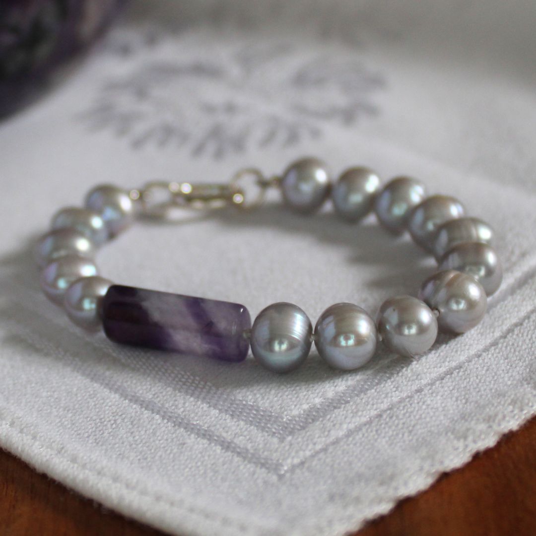 Tide 8mm Grey Pearl Bracelet - Amethyst