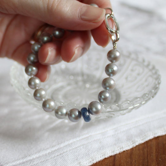 Tide 7mm Grey Pearl Bracelet - Kyanite