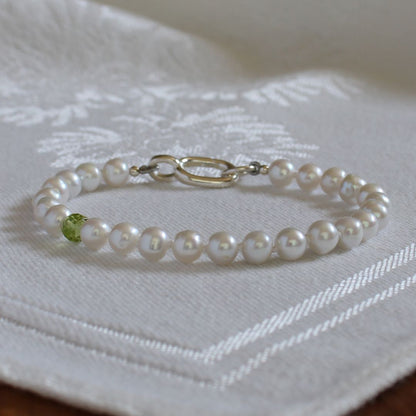 Drift 5mm White Pearl Bracelet - Peridot