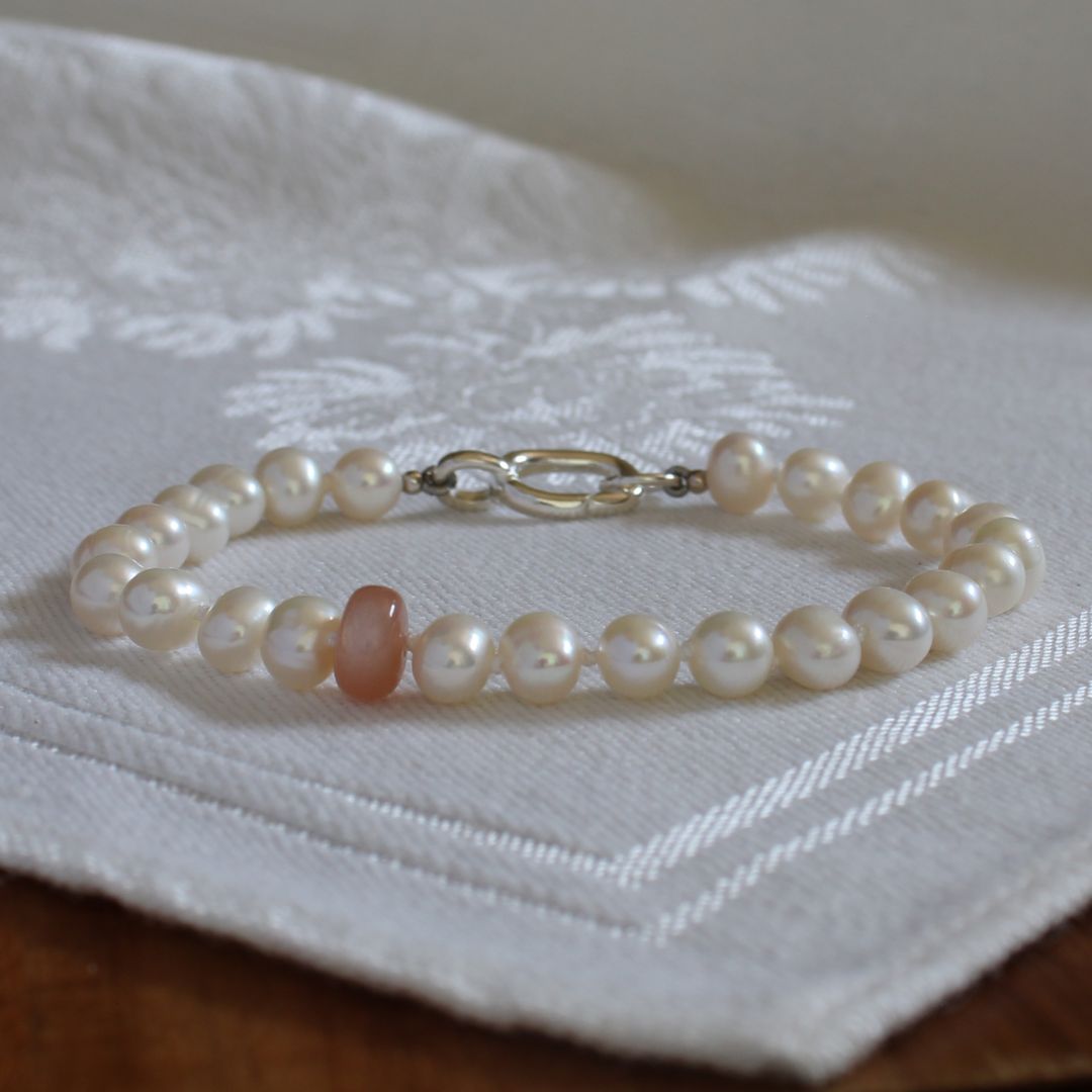 Drift 6mm White Pearl Bracelet - Peach Moonstone