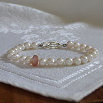Drift 6mm White Pearl Bracelet - Peach Moonstone