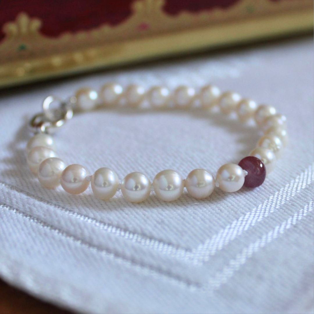 Drift 6mm White Pearl Bracelet - Pink Sapphire