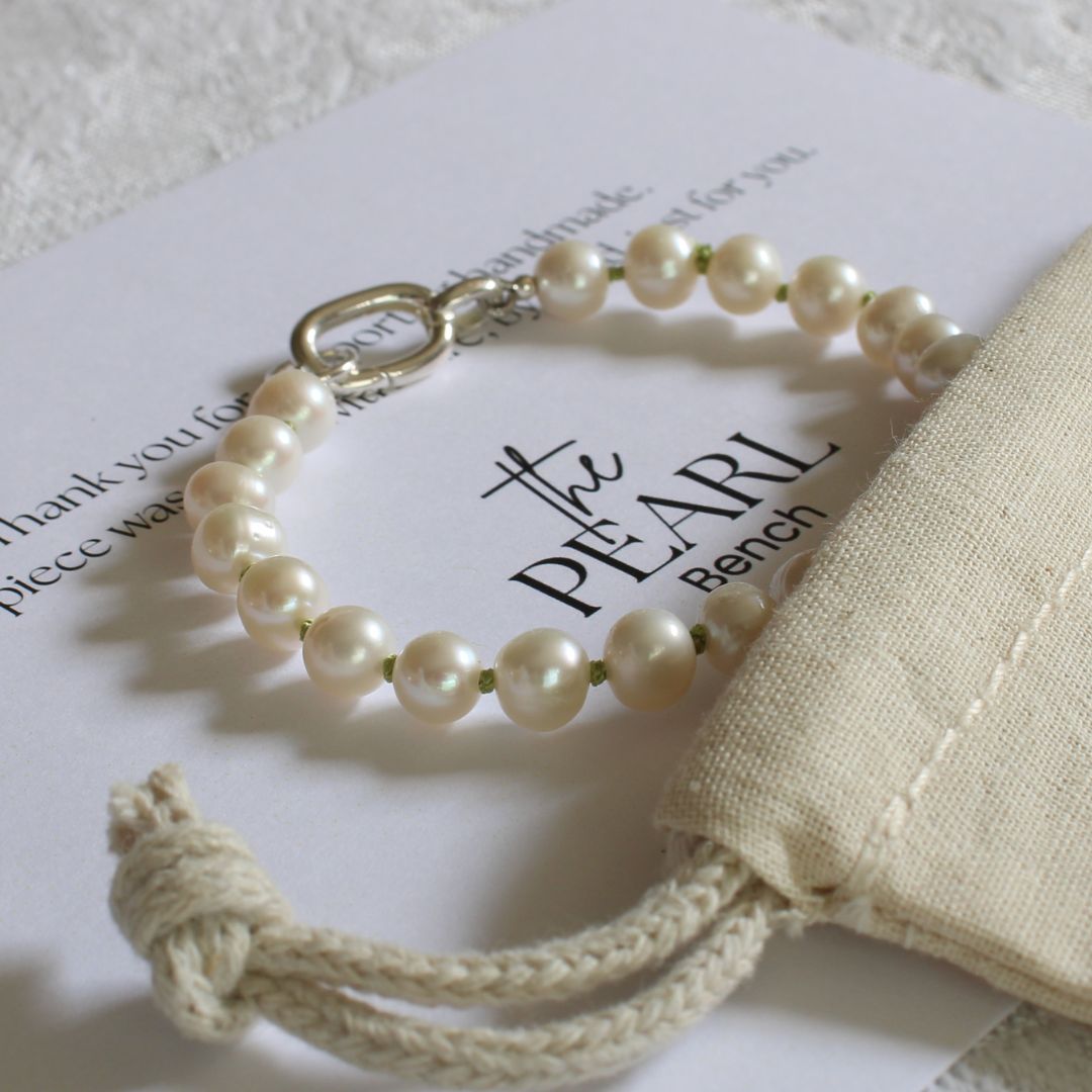 Drift 6mm White Pearl Bracelet | Peridot Silk