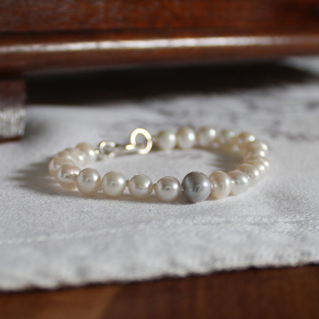 Drift 6mm White Pearl Bracelet - Grey Pearl