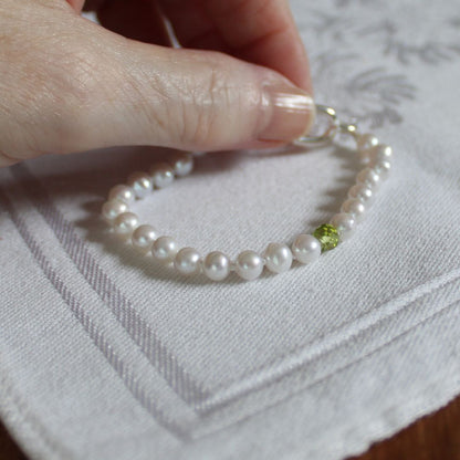 Drift 5mm White Pearl Bracelet - Peridot
