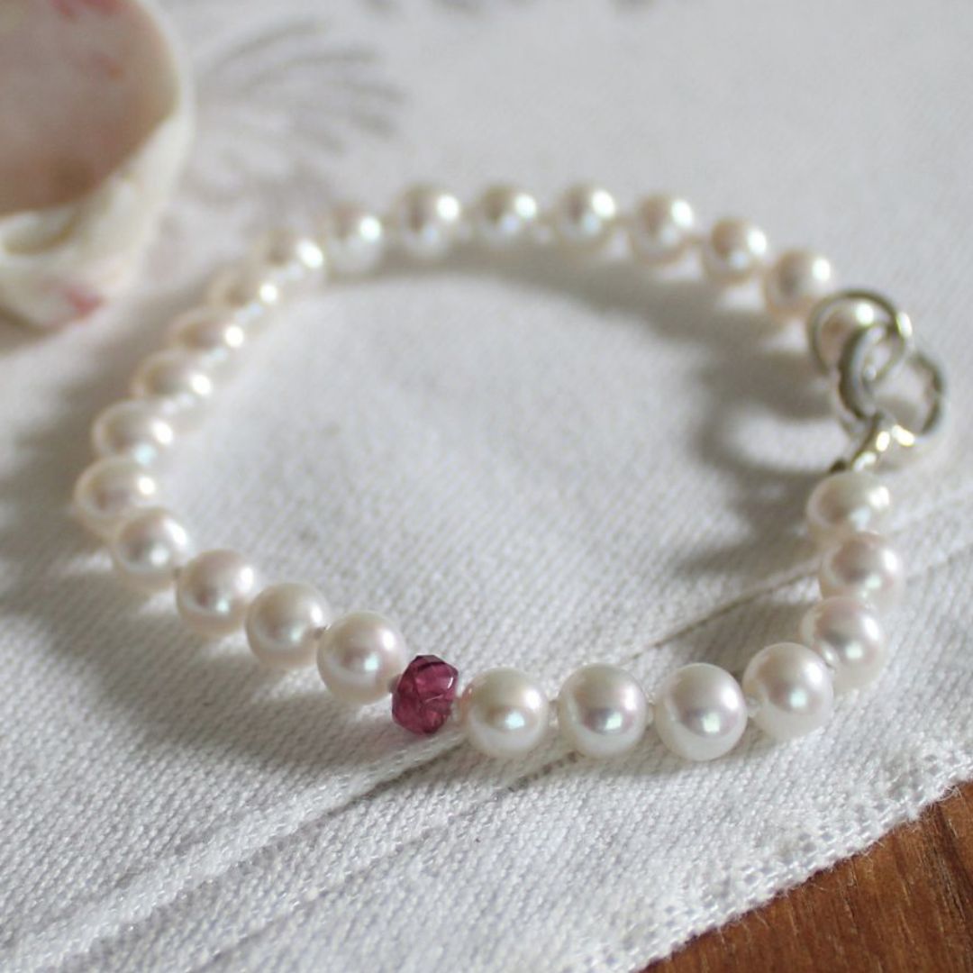 Drift 5mm White Pearl Bracelet - Rhodolite Garnet